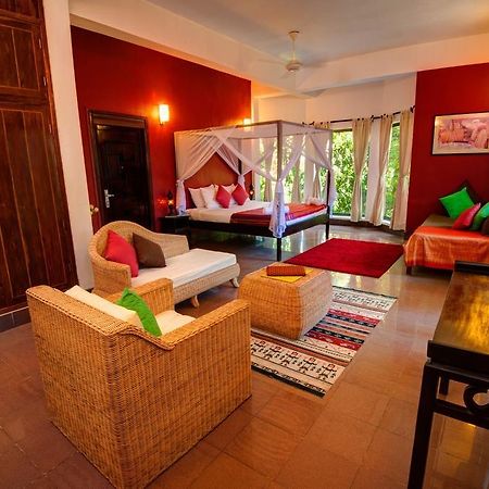 The Willow Boutique Hotel Phnom Penh Exterior photo