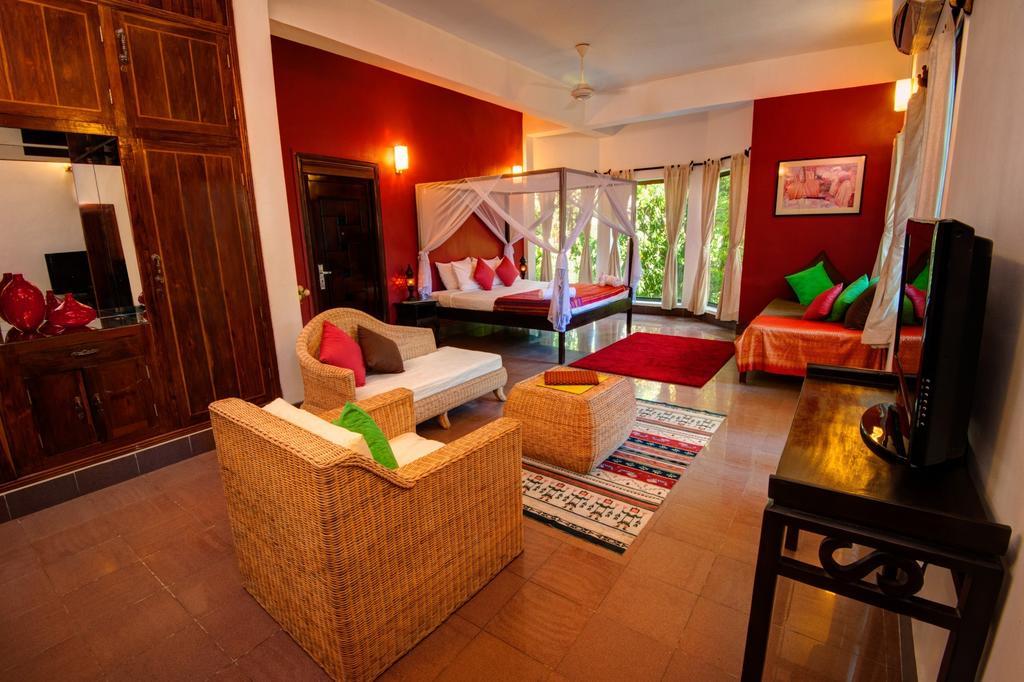 The Willow Boutique Hotel Phnom Penh Exterior photo