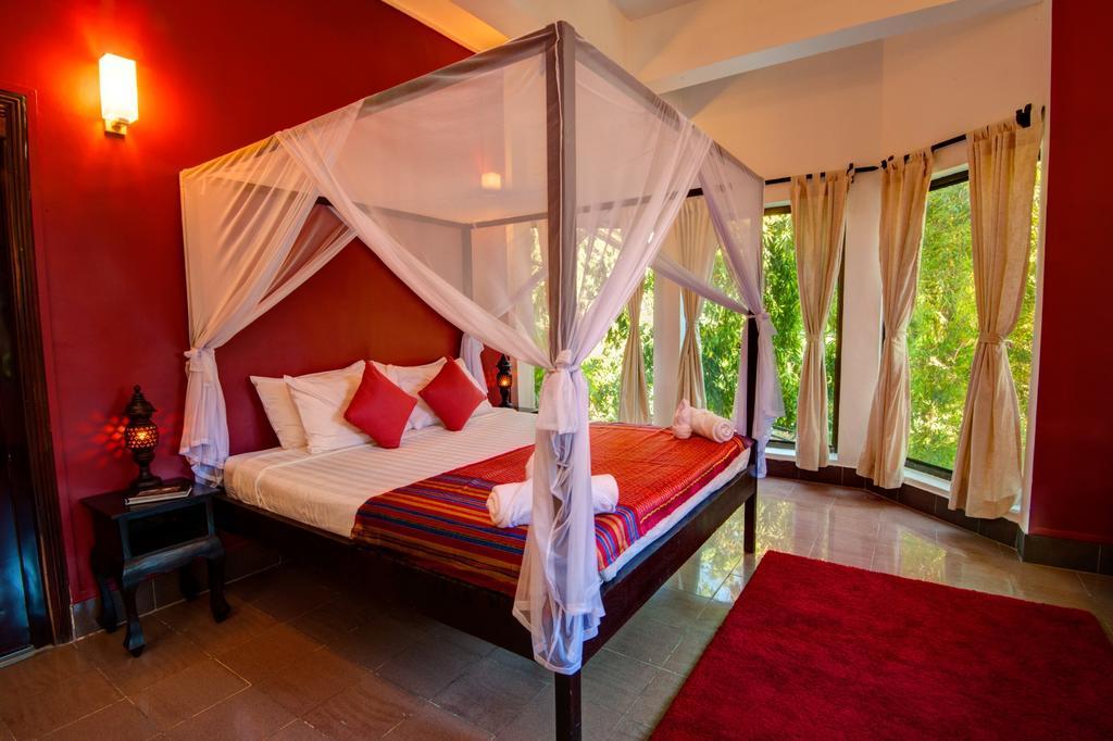 The Willow Boutique Hotel Phnom Penh Exterior photo